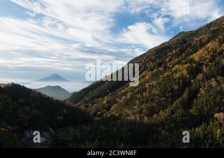 Mt. Fuji über Wolken und Berge im frühen Herbst Stockfoto