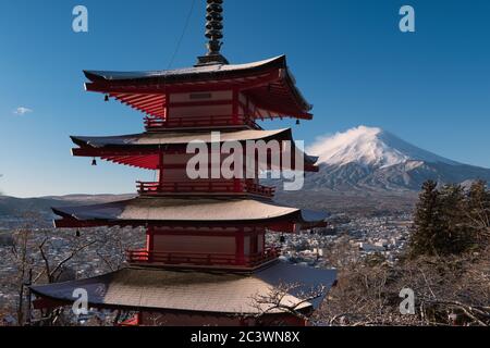 Mt. Fuji über Chureito Pagode im Schnee Stockfoto