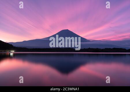 Mt. Fuji spiegelte sich im Tanuki See bei Dawn wider Stockfoto