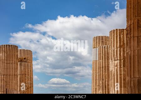Athen Akropolis, Wahrzeichen Griechenlands. Alte griechische Säulen Säulen am Propylaea Eingangstor Nahaufnahme Blick blau wolkiger Himmel, sonniger Frühlingstag. Stockfoto