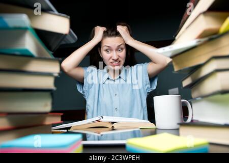 Student müde von Studium und Vorbereitung auf Prüfungen. Sie flippt aus, wird wütend Stockfoto