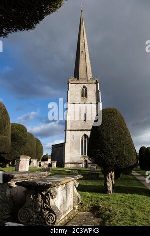 Die Pfarrkirche St. Mary aus dem 14. Jahrhundert mit einem Turm aus dem 17. Jahrhundert und einem Wetterhahn befindet sich zwischen 99 Eibenbäumen in Painswick. Stockfoto