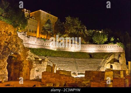 Triest, römisches Amphitheater bei Nacht, Italien, Europa Stockfoto