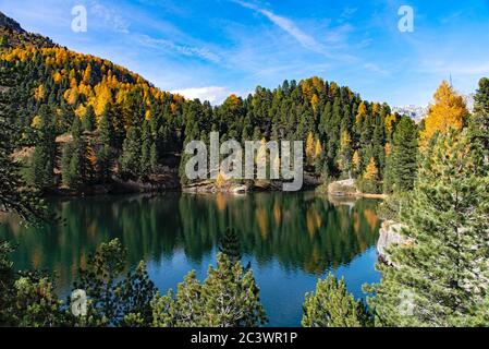 See Cavloc am Maloggia Pass im Herbst im Oberengadin Schweiz Stockfoto