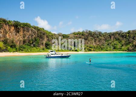 Der wunderschöne Blick auf Sancho Beach vom Meer aus, mit türkisklarem Wasser, im Fernando de Noronha Marine National Park, ein UNESCO-Weltkulturerbe Stockfoto