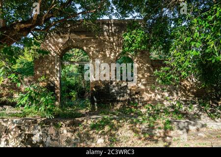 Schöne Ruinen in der Nähe der Nossa Senhora dos Remedios Kirche im Fernando de Noronha Marine National Park, UNESCO Weltkulturerbe, Pernambuco, Brasilien, Ju Stockfoto