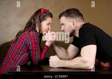 Der Mann und die Frau schlugen in einem harten Kampf zusammen und arrangierten Armringen zu Hause Stockfoto