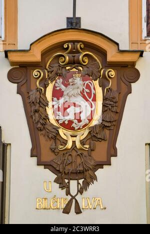 Cartouche mit böhmischem Löwen im Haus „am Weißen Löwen“, Heimat des Madame Tussauds Museum für Wachsfiguren in der Stupartska Straße in der Altstadt, Prag, Tschechien Stockfoto