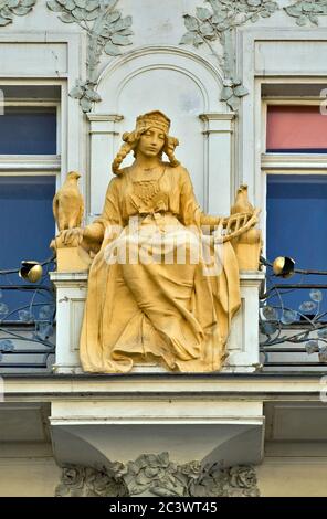 Jugendstil-Statue der Prinzessin Libuse auf Haus in der Karlova Straße in der Altstadt, Prag, Tschechische Republik Stockfoto