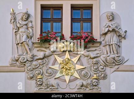 Kartusche und Reliefs auf dem Hotel 'am Goldenen Brunnen' in der Karlova Straße in der Altstadt, Prag, Tschechische Republik Stockfoto