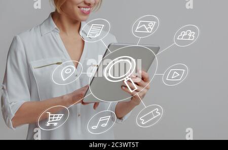 Frau Mit Digital Tablet Browsing Internet Steht Auf Grauem Hintergrund Stockfoto