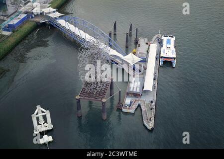 Luftaufnahme des North Greenwich Pier an der Themse, London, Großbritannien. Neben dem Pier befindet sich Antony Gormleys 'Quantum Cloud', eine zeitgenössische Skulptur. Stockfoto