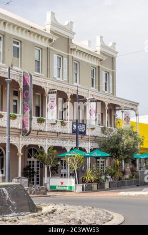 Gebäude im Kolonialstil das Rose Hotel and Motel in der Victoria Street und Wellington St Bunbury Western Australia Stockfoto