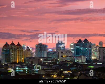 Wunderschöner Sonnenuntergang über der Hauptstadt Indonesiens - Jakarta. Stockfoto