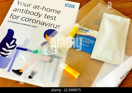 NHS-Antikörper-Test zu Hause auf Coronavirus oder Covid 19, der im Rahmen eines Forschungsprojekts verwendet wurde, um zu schätzen, wie viele im Juni 2020 infiziert wurden. Stockfoto