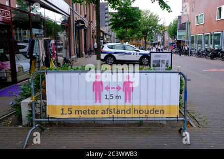 Ede, Niederlande, juni 20,2020: Holländisch, halten Sie Ihre Entfernung sicher bleiben soziale Distanzierung Schild Banner, Einkaufsviertel. Hintergrund für das Durchsetzungsfahrzeug Stockfoto