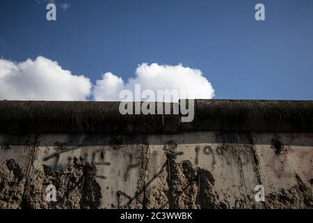 Trabi World Klassiker Trabant osteuropäisches Automuseum in der Nähe der Berliner Mauer, die noch einen Teil der Straße besetzt, Deutschland Stockfoto