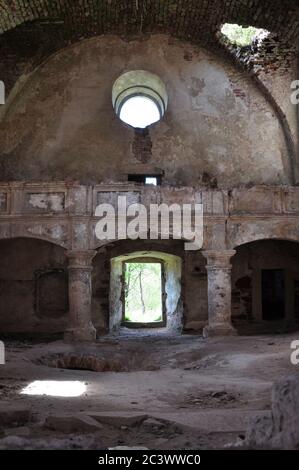 Verlassene Gebäude. Alte Fenster, Türen, Bögen, Öffnungen. Stockfoto