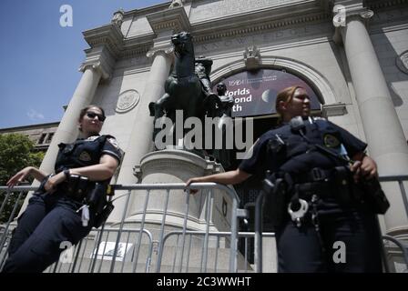 Polizeibarrikaden umgeben das Gebiet um eine Bronzestatue des ehemaligen Präsidenten Theodore Roosevelt im American Museum of Natural History in New York City am Montag, den 22. Juni 2020. Die Statue des 26. Präsidenten, flankiert von wandelndem indianischen und afrikanischen Figuren, wurde 1940 vor dem Eingang des Central Park West enthüllt. Statuen in den Vereinigten Staaten und auf der ganzen Welt wurden niedergeschlagen, entfernt und zerstört, während eine Debatte über Denkmäler wirbelt, die mögliche rassische Unterdrückung darstellen. Foto von John Angelillo/UPI Stockfoto