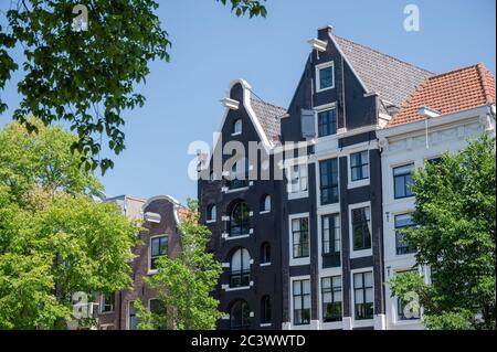 Fassade von Häusern am Ufer des Kanals in Amsterdam, Niederlande Stockfoto
