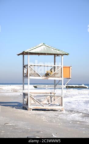 Verlassene, eisige Rettungsstation. Strandturm. Stockfoto