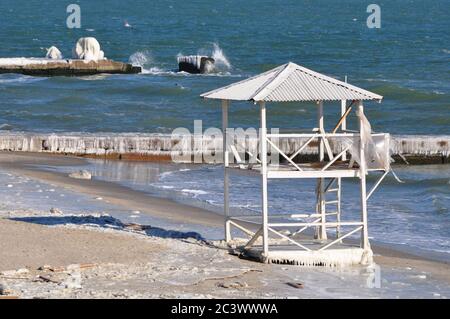 Verlassene Rettungsstation. Strandturm am Schwarzen Meer im Winter Stockfoto