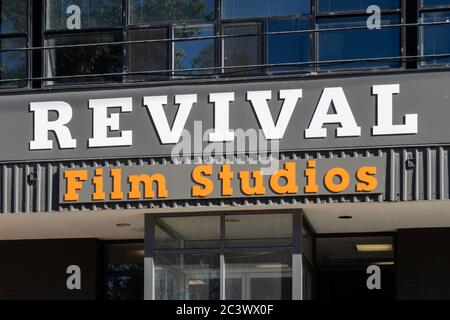 Toronto Kanada, 14. Juni 2020; das Schild auf dem Hauptklangbühnehaus der Revival Film Studios an der Eastern Avenue in Toronto Stockfoto
