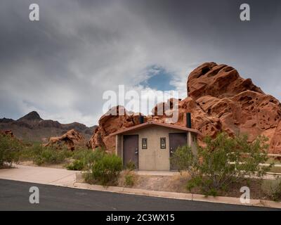 Barrierefreies Multi-Gender-Nebengebäude im Erholungsgebiet Stockfoto