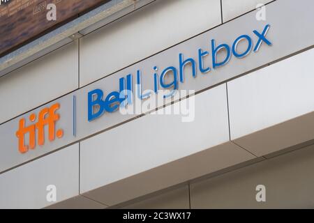 Toronto, Kanada, 14. Juni 2020; das bunte TIFF-Logo und Zeichen des Toronto International Film Festival, Bell Lightbox Theater in der Unterhaltung Stockfoto