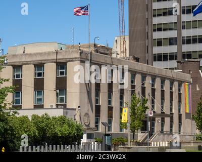 Toronto, Kanada, 14. Juni 2020; das amerikanische Konsulat auf der University Avenue in Toronto im Sommer mit den Sternen und Streifen Flagge winken und ein Regenbogen Stockfoto