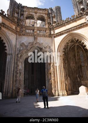 Touristen in der unvollendeten Kapelle mit seinen unvollendeten Säulen und kein Dach wurde von König Duart im Kloster von Batalha Portugal in Auftrag gegeben Stockfoto