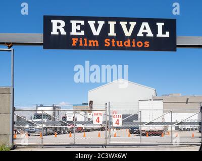 Toronto Kanada, 14. Juni 2020; das hintere Grundstück und die geparkten Trailer des Revival Film Studios auf der Eastern Avenue in Toronto von der Lakeshore Road aus gesehen Stockfoto