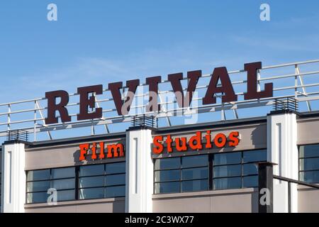 Toronto Kanada, 14. Juni 2020; das Schild auf dem Hauptklangbühnehaus der Revival Film Studios an der Eastern Avenue in Toronto Stockfoto