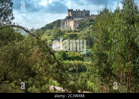 Blick auf die mittelalterliche Burg Óbidos und die Mauern und die umliegende Landschaft Portugal Stockfoto