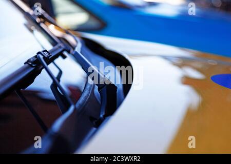 Scheibenwischer an der Frontscheibe eines Autos Stockfoto