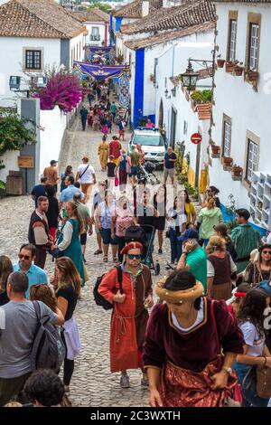 Menschen in den Straßen von Óbidos während des mittelalterlichen Festivals, Portugal Stockfoto