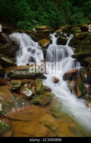 Wasserfall ergießt sich über Felsen im Pisgah National Forest, NC. Stockfoto