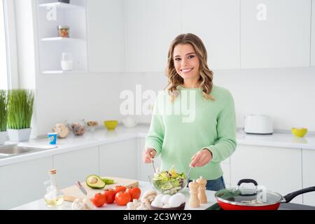 Portrait von ihr sie schön attraktiv schöne zuversichtlich fröhlich fröhlich wellig-haarige Mädchen machen hausgemachte lecker lecker Mittagessen verbringen Tag in modernem Licht Stockfoto