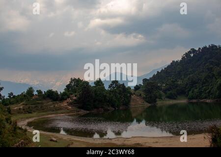 Wolken decken Deoriatal, Uttrakhand, Indien ab. Stockfoto