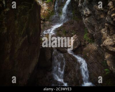 Wasserfall Tscheremshansky im Altai-Gebirge Stockfoto