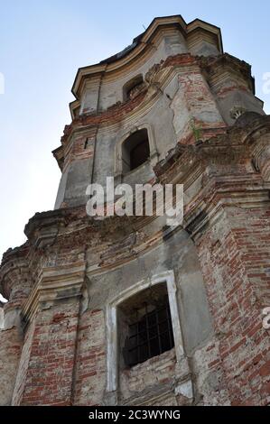 Altes einstürzendes Gebäude. Mauerwerk. Leere Fenster. Stockfoto