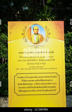 Schild mit einem Foto von König Rama II, Wat Saket, Bangkok, Thailand, Asien Stockfoto