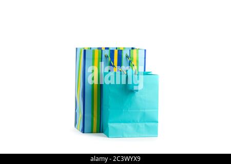 Zwei bunte aufeinander abgestimmte blaue Geschenktaschen isoliert auf Weiß Stockfoto