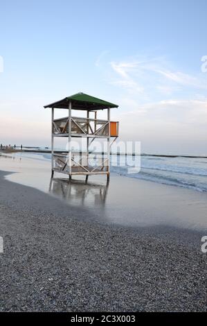 Rettungsturm an einem Winterstrand nahe dem Schwarzen Meer. Stockfoto