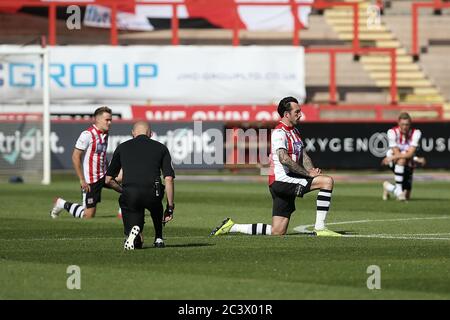 Exeter, Großbritannien. Juni 2020. Exeter-Spieler machen sich das Knie vor dem EFL Sky Bet League 2 Play-offs Halbfinale zwischen Exeter City und Colchester United am 22. Juni 2020 im St James' Park, Exeter, England. Foto von Dave Peters. Nur für redaktionelle Zwecke, Lizenz für kommerzielle Nutzung erforderlich. Keine Verwendung in Wetten, Spielen oder Publikationen einzelner Vereine/Vereine/Spieler. Kredit: UK Sports Pics Ltd/Alamy Live Nachrichten Stockfoto