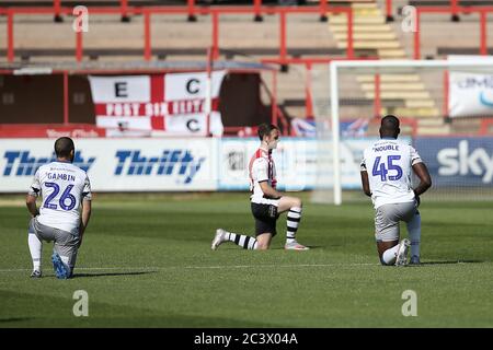 Exeter, Großbritannien. Juni 2020. Die Spieler knien vor dem EFL Sky Bet League 2 Play-offs Halbfinale zwischen Exeter City und Colchester United im St James' Park, Exeter, England am 22. Juni 2020. Foto von Dave Peters. Nur für redaktionelle Zwecke, Lizenz für kommerzielle Nutzung erforderlich. Keine Verwendung in Wetten, Spielen oder Publikationen einzelner Vereine/Vereine/Spieler. Kredit: UK Sports Pics Ltd/Alamy Live Nachrichten Stockfoto