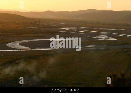 Putna Fluss schlängelt sich in einem Tal in Vrancea County, Rumänien Stockfoto