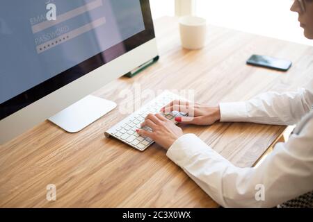 High-Angle-Aufnahme der Geschäftsfrau Hand tippen auf der Tastatur auf dem Schreibtisch. Stockfoto