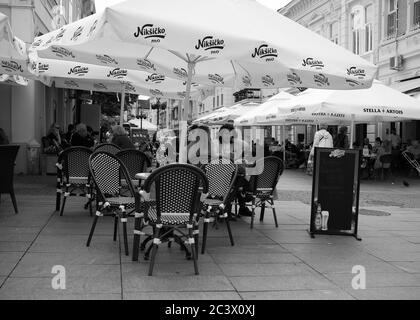 Belgrad, Serbien, 18. Juni 2020: Blick auf die Gospodska Straße in Zemun mit Cafés und Gästen (s/w) Stockfoto