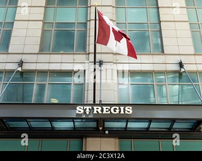 Toronto Kanada, 12. Juni 2020; Schild und kanadische Flagge über dem Eingang zum St. Regis Hotel Toronto, ehemals Toronto Trump Hotel, an der Adelaide Street Stockfoto